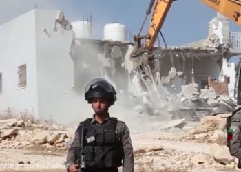 İsrail işğalçılarının törətdiyi cinayətlər: Fələstinli məhbusun evi dağıdıldı – Video