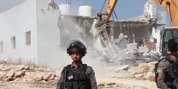 İsrail işğalçılarının törətdiyi cinayətlər: Fələstinli məhbusun evi dağıdıldı – Video