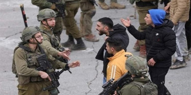 Sionist hərbçilər Tel-Əvivdə şəhadət əməliyyatı aparan şəxsin evinə basqın edib / 22 fələstinli saxlanılıb – Video