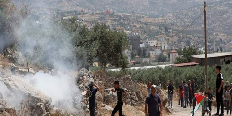 Sionist əsgərləri fələstinli bir gənci ağır yaralayıblar