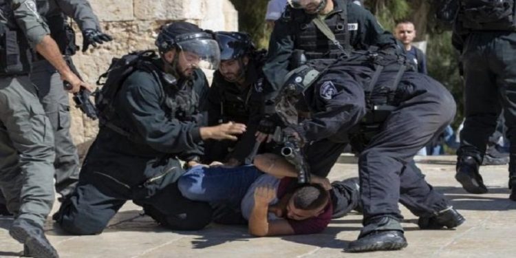 İşğalçı qüvvələrin Məscidul-Əqsanın qarşısında iki gəncə hücumu