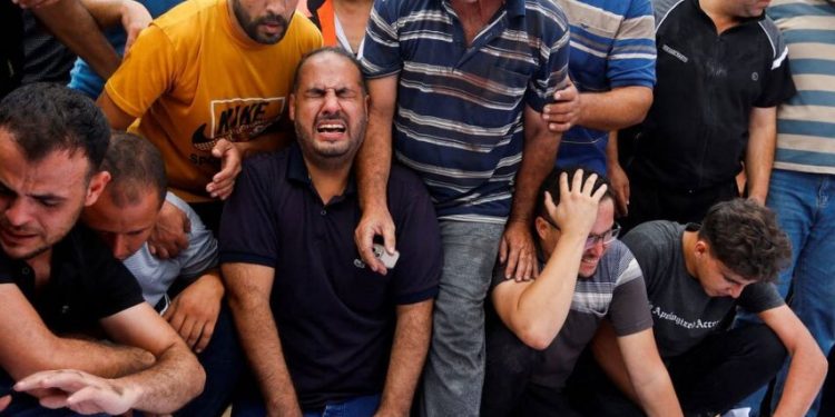 İsrail qırıcıları Qəzzə zolağında qaçqınları daşıyan yük maşınlarını bombalayıb