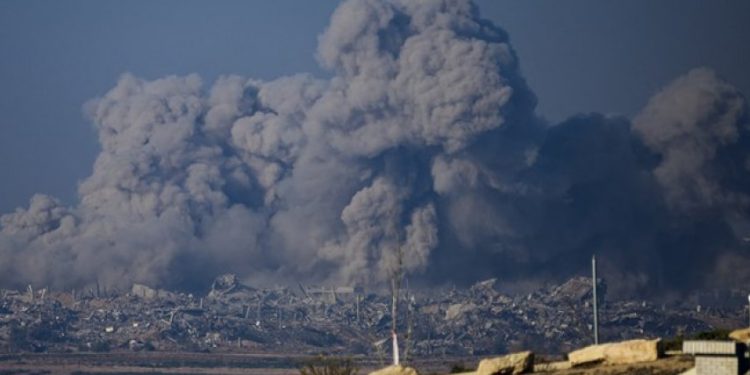 Sionist rejiminin Qəzzə zolağının mərkəzinə ağır hücumları