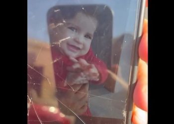 Xan Yunisdə analarının cənazəsi kənarında mühasirə olunmuş 6 fələstinli uşaq