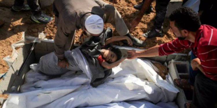 Qəzzənin bombalanması zamanı bir ailənin 10 üzvü şəhid olub