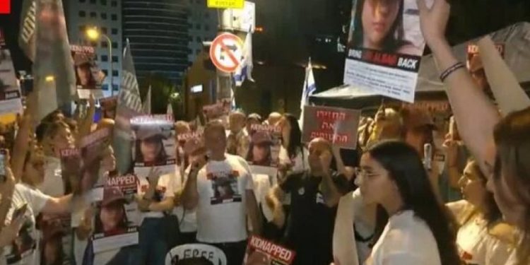 Sionist əsirlərinin ailələri Tel-Əvivdə nümayiş keçiriblər