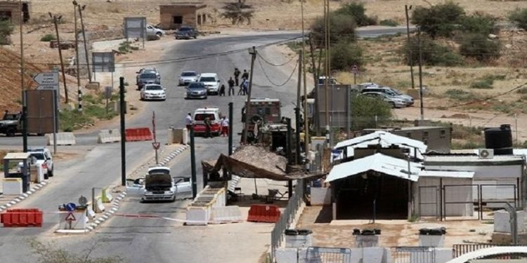 Sionist hərbiçiləri fələstinli bir qızı hədəfə alıblar