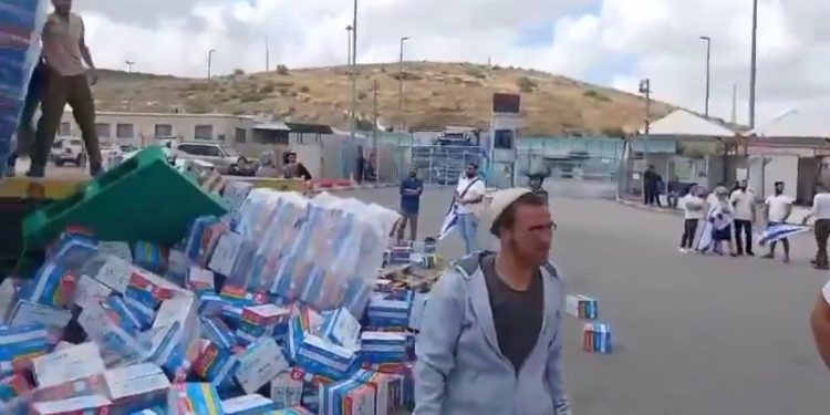 Sionist köçkünləri Qəzzəyə qida yardımı aparan maşını yandırıblar