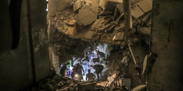 Sionist rejiminin Qəzzənin mərkəzinə olan hava hücumlarında 10 fələstinli şəhid olub