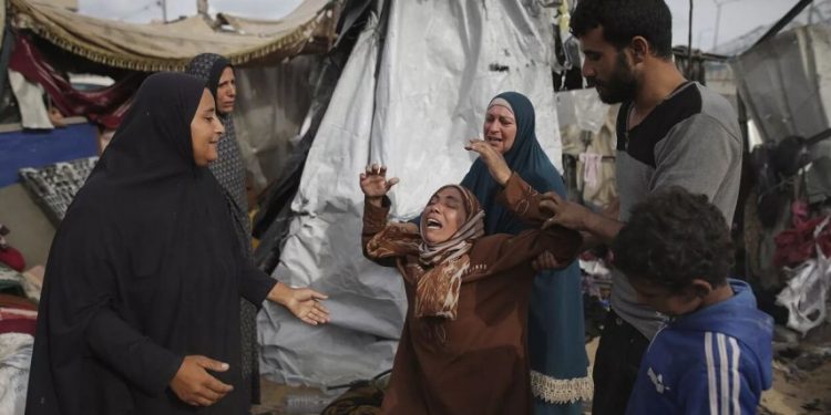 Fələstinli köçkünlərin çadırlarına hücum və 13 şəhid