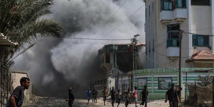 Qəzzədə bir məktəbə artilleriya hücumu zamanı 20 nəfər şəhid olub