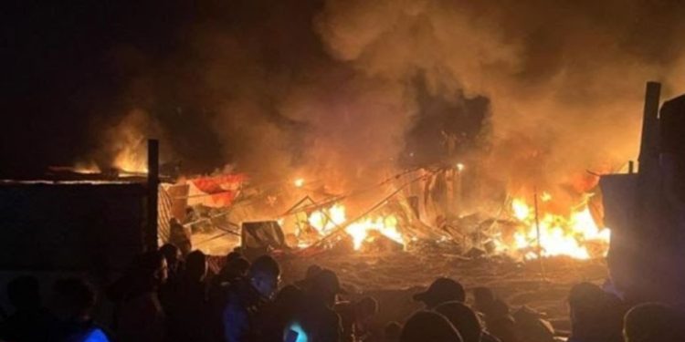 İsrail rejimi fələstinli köçkünləri çadırlarında diri-diri yandırıb