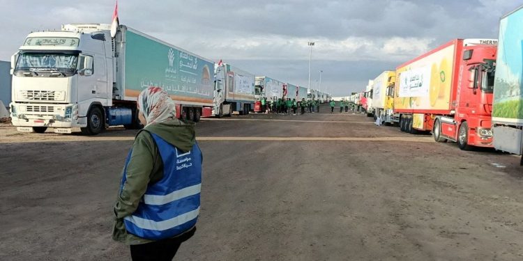 Sionistlər Qəzzəyə yardım aparan yük maşınını yandırıblar