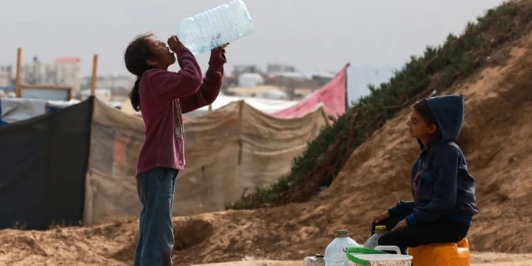 İsrail rejimi Qəzzədə minlərlə insanın suyunu kəsib