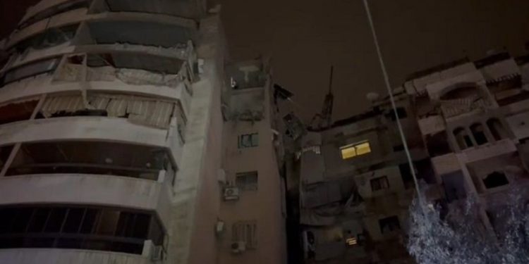 Sionist rejiminin Beyrutun Zahiye bölgəsindəki bir binaya hava hücumu.