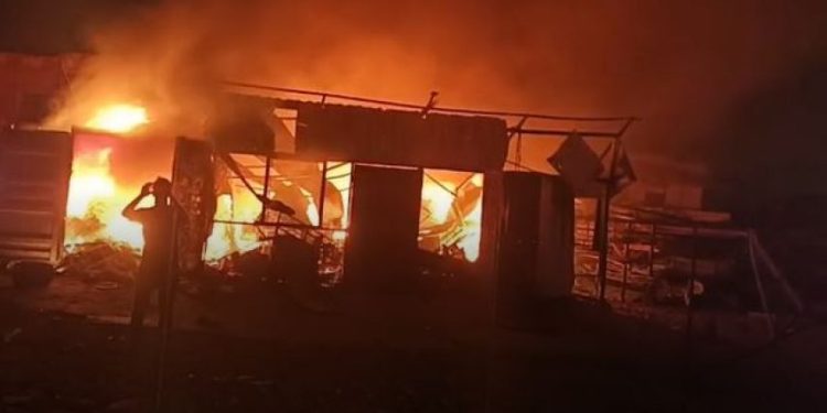 İsrail rejimi Livanda tibbi avadanlıq anbarını bombalayıb