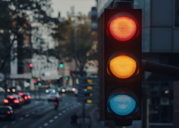 İspaniyada bir svetoforun qırmızı işığında “İSRAİLƏ DAYAN”, yaşıl işığında isə “QƏZZAYA AZADLIQ” sözləri yazılıb.