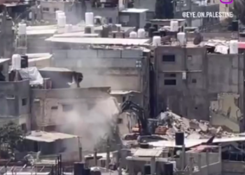 Sionist işğal qüvvələri Tülkərəm qaçqın düşərgəsində evlərin dağıdılması zamanı mülki buldozerlərdən istifadə edir.