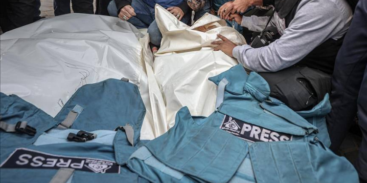 Sionist rejim Qəzza şəhərində xəstəxananı hədəf aldı – üç jurnalist şəhid oldu