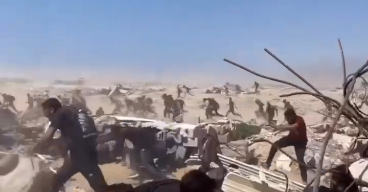 Sionist rejim qüvvələri Qəzzanın mərkəzində, Netsarim oxunda yerləşən GHF yardım paylama mərkəzinə doğru hərəkət edən minlərlə fələstinliyə qarşı ağır atəş açdı