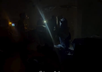 Qəzza xəstəxanalarında cərrahlar əməliyyatları telefon işığında aparır