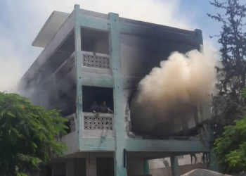 İsrailin endirdiyi zərbə Qəzza şəhərinin şimalındakı Saftavi bölgəsində köçkünlərin sığındığı “Üsamə Bin Zeyd” məktəbini hədəfə alıb.