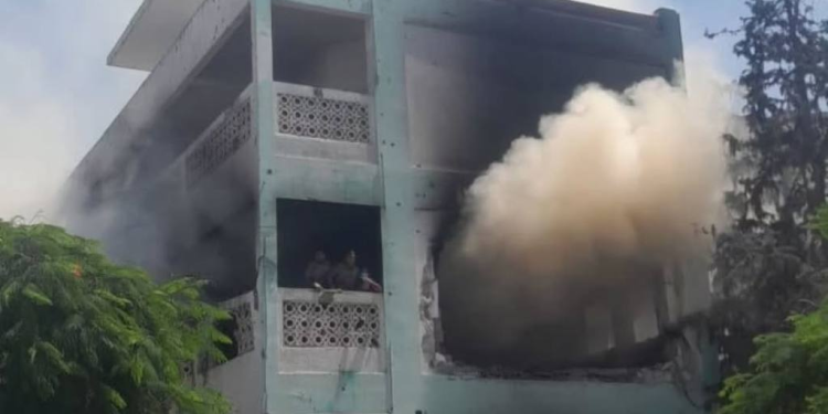 İsrailin endirdiyi zərbə Qəzza şəhərinin şimalındakı Saftavi bölgəsində köçkünlərin sığındığı “Üsamə Bin Zeyd” məktəbini hədəfə alıb.