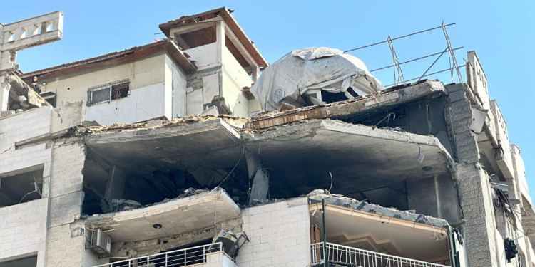 İşğalçı sionist aviasiyası Qəzza şəhərində, Vəhdət küçəsində yerləşən Tayland restoranının yaxınlığındakı yaşayış mənzilini bombalayıb.