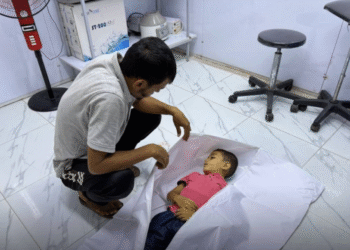 Qəzzada evlərə və köçkün məktəblərinə edilən hücumlarda onlarla şəhid