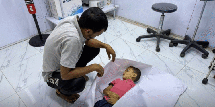 Qəzzada evlərə və köçkün məktəblərinə edilən hücumlarda onlarla şəhid